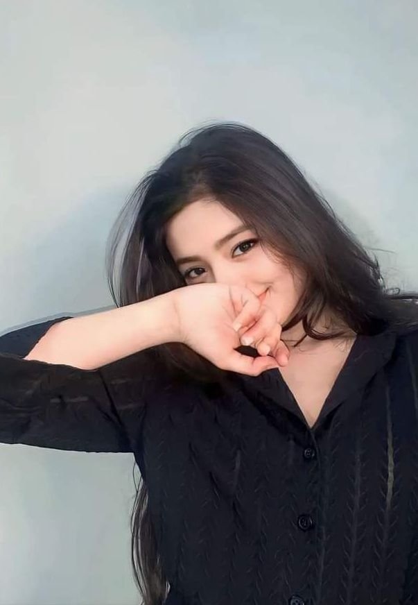 stylish girl profile pic for Instagram