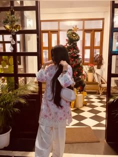 hidden face dp for girls in saree photo