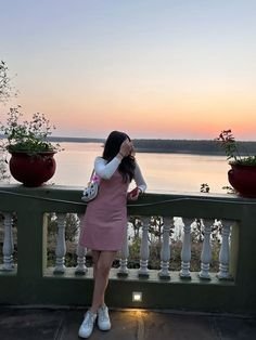 stylish girl pic hiding face for profile photo